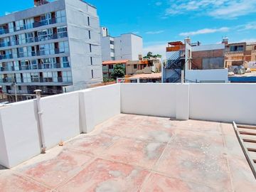 Alquilo amplia casa cerca a parque en San Miguel