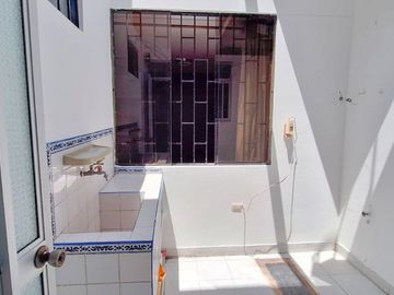 Alquilo amplia casa cerca a parque en San Miguel