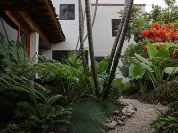 Residencia de lujo con alberca y acabados en encino americano en zona exclusiva de Cuernavaca