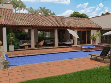 Residencia de lujo con alberca y acabados en encino americano en zona exclusiva de Cuernavaca