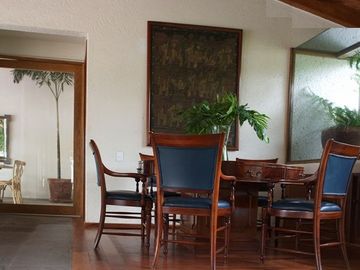 Residencia de lujo con alberca y acabados en encino americano en zona exclusiva de Cuernavaca