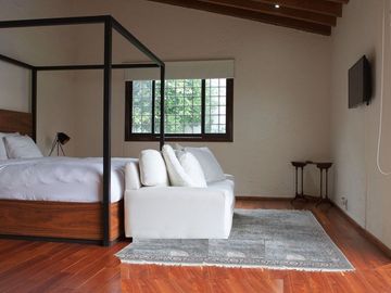 Residencia de lujo con alberca y acabados en encino americano en zona exclusiva de Cuernavaca