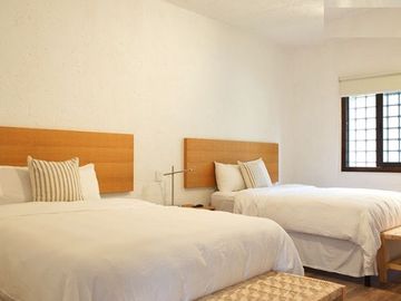 Residencia de lujo con alberca y acabados en encino americano en zona exclusiva de Cuernavaca