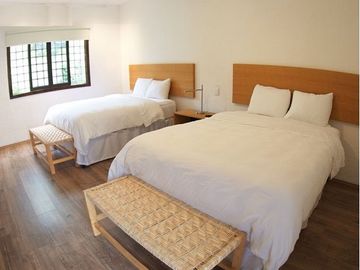 Residencia de lujo con alberca y acabados en encino americano en zona exclusiva de Cuernavaca