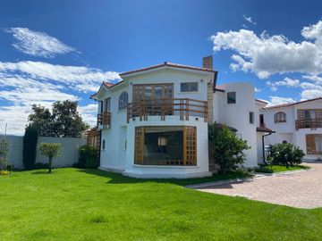Venta de casa en Tumbaco sector Santa Rosa, 4 dormitorios, no adosada, conjunto cerrado, fácil acceso hacia la Interoceánica, Centros comerciales.