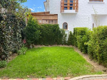 Venta de casa en Tumbaco sector Santa Rosa, 4 dormitorios, no adosada, conjunto cerrado, fácil acceso hacia la Interoceánica, Centros comerciales.