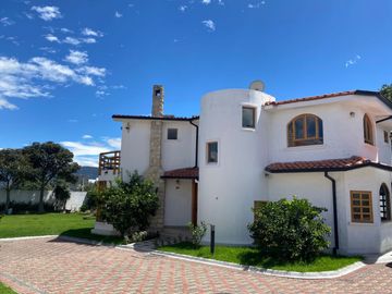 Venta de casa en Tumbaco sector Santa Rosa, 4 dormitorios, no adosada, conjunto cerrado, fácil acceso hacia la Interoceánica, Centros comerciales.