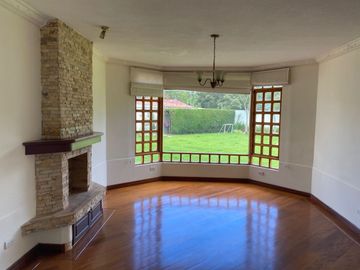 Venta de casa en Tumbaco sector Santa Rosa, 4 dormitorios, no adosada, conjunto cerrado, fácil acceso hacia la Interoceánica, Centros comerciales.
