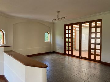 Venta de casa en Tumbaco sector Santa Rosa, 4 dormitorios, no adosada, conjunto cerrado, fácil acceso hacia la Interoceánica, Centros comerciales.