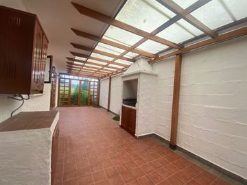 Venta de casa en Tumbaco sector Santa Rosa, 4 dormitorios, no adosada, conjunto cerrado, fácil acceso hacia la Interoceánica, Centros comerciales.