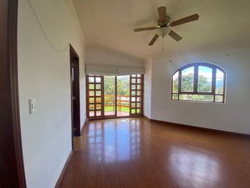Venta de casa en Tumbaco sector Santa Rosa, 4 dormitorios, no adosada, conjunto cerrado, fácil acceso hacia la Interoceánica, Centros comerciales.