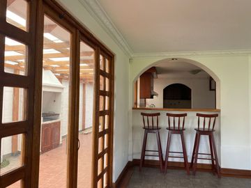 Venta de casa en Tumbaco sector Santa Rosa, 4 dormitorios, no adosada, conjunto cerrado, fácil acceso hacia la Interoceánica, Centros comerciales.