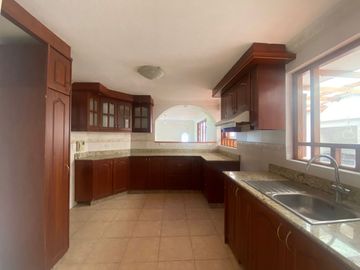 Venta de casa en Tumbaco sector Santa Rosa, 4 dormitorios, no adosada, conjunto cerrado, fácil acceso hacia la Interoceánica, Centros comerciales.