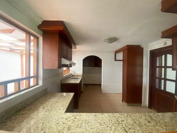 Venta de casa en Tumbaco sector Santa Rosa, 4 dormitorios, no adosada, conjunto cerrado, fácil acceso hacia la Interoceánica, Centros comerciales.