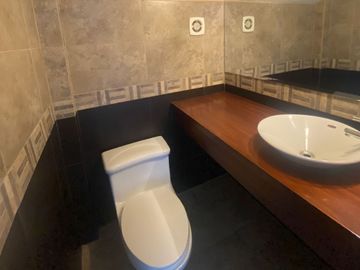 Venta de casa en Tumbaco sector Santa Rosa, 4 dormitorios, no adosada, conjunto cerrado, fácil acceso hacia la Interoceánica, Centros comerciales.