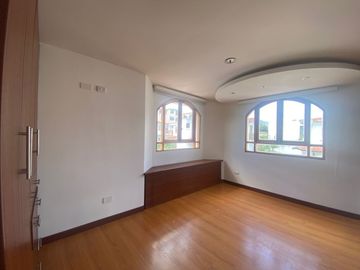 Venta de casa en Tumbaco sector Santa Rosa, 4 dormitorios, no adosada, conjunto cerrado, fácil acceso hacia la Interoceánica, Centros comerciales.