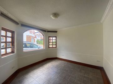 Venta de casa en Tumbaco sector Santa Rosa, 4 dormitorios, no adosada, conjunto cerrado, fácil acceso hacia la Interoceánica, Centros comerciales.