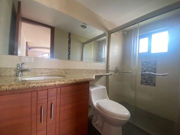 Venta de casa en Tumbaco sector Santa Rosa, 4 dormitorios, no adosada, conjunto cerrado, fácil acceso hacia la Interoceánica, Centros comerciales.