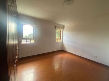 Venta de casa en Tumbaco sector Santa Rosa, 4 dormitorios, no adosada, conjunto cerrado, fácil acceso hacia la Interoceánica, Centros comerciales.