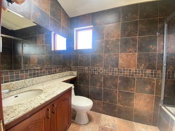 Venta de casa en Tumbaco sector Santa Rosa, 4 dormitorios, no adosada, conjunto cerrado, fácil acceso hacia la Interoceánica, Centros comerciales.
