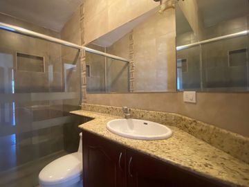 Venta de casa en Tumbaco sector Santa Rosa, 4 dormitorios, no adosada, conjunto cerrado, fácil acceso hacia la Interoceánica, Centros comerciales.