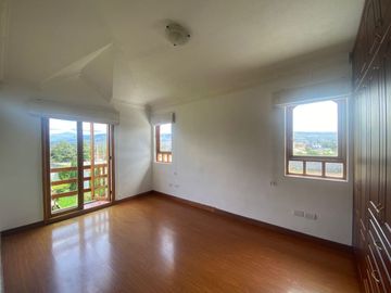 Venta de casa en Tumbaco sector Santa Rosa, 4 dormitorios, no adosada, conjunto cerrado, fácil acceso hacia la Interoceánica, Centros comerciales.