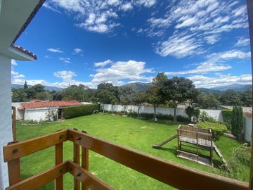 Venta de casa en Tumbaco sector Santa Rosa, 4 dormitorios, no adosada, conjunto cerrado, fácil acceso hacia la Interoceánica, Centros comerciales.