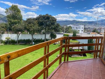 Venta de casa en Tumbaco sector Santa Rosa, 4 dormitorios, no adosada, conjunto cerrado, fácil acceso hacia la Interoceánica, Centros comerciales.