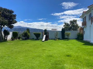 Venta de casa en Tumbaco sector Santa Rosa, 4 dormitorios, no adosada, conjunto cerrado, fácil acceso hacia la Interoceánica, Centros comerciales.