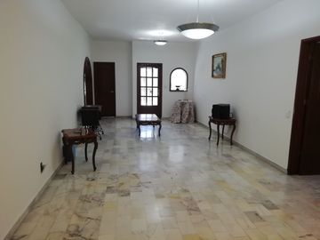 RENTA CASA SOLA DE UN NIVEL 3 RECÁMARAS Y JARDÍN CERCA DE BOULEVARD CUAUHNAHUAC, CIVAC, TIZOC.