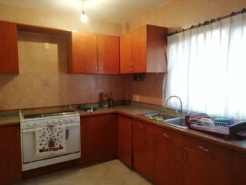 RENTA CASA SOLA DE UN NIVEL 3 RECÁMARAS Y JARDÍN CERCA DE BOULEVARD CUAUHNAHUAC, CIVAC, TIZOC.