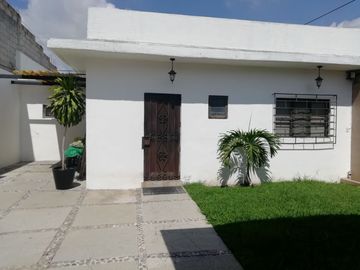 RENTA CASA SOLA DE UN NIVEL 3 RECÁMARAS Y JARDÍN CERCA DE BOULEVARD CUAUHNAHUAC, CIVAC, TIZOC.