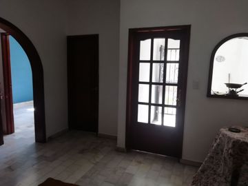 RENTA CASA SOLA DE UN NIVEL 3 RECÁMARAS Y JARDÍN CERCA DE BOULEVARD CUAUHNAHUAC, CIVAC, TIZOC.