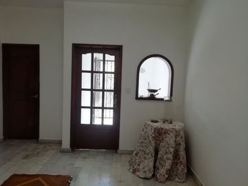RENTA CASA SOLA DE UN NIVEL 3 RECÁMARAS Y JARDÍN CERCA DE BOULEVARD CUAUHNAHUAC, CIVAC, TIZOC.