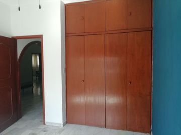 RENTA CASA SOLA DE UN NIVEL 3 RECÁMARAS Y JARDÍN CERCA DE BOULEVARD CUAUHNAHUAC, CIVAC, TIZOC.