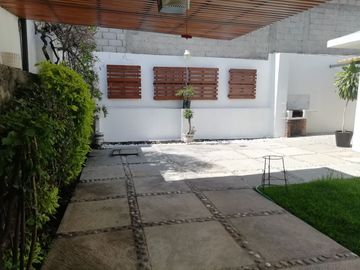 RENTA CASA SOLA DE UN NIVEL 3 RECÁMARAS Y JARDÍN CERCA DE BOULEVARD CUAUHNAHUAC, CIVAC, TIZOC.