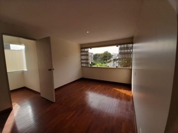 VENDO DEPARTAMENTO EN SEGUNDO PISO DE 56 MTS2. VISTA A PARQUE. CON COCHERA.