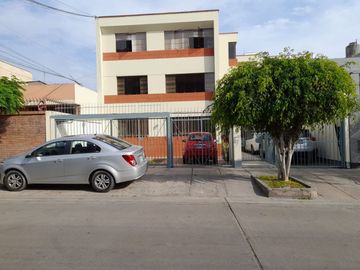 VENDO DEPARTAMENTO EN SEGUNDO PISO DE 56 MTS2. VISTA A PARQUE. CON COCHERA.
