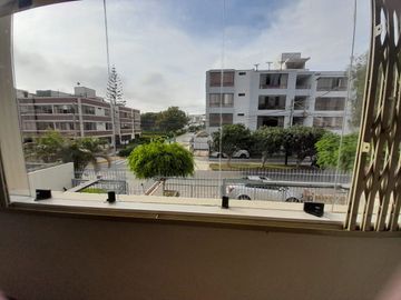 VENDO DEPARTAMENTO EN SEGUNDO PISO DE 56 MTS2. VISTA A PARQUE. CON COCHERA.
