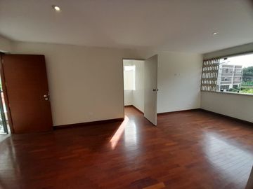 VENDO DEPARTAMENTO EN SEGUNDO PISO DE 56 MTS2. VISTA A PARQUE. CON COCHERA.