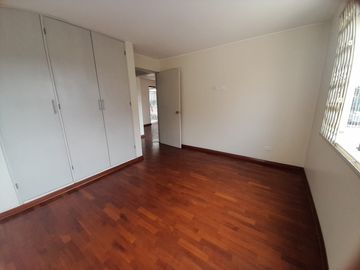 VENDO DEPARTAMENTO EN SEGUNDO PISO DE 56 MTS2. VISTA A PARQUE. CON COCHERA.