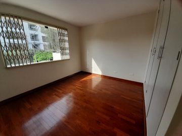VENDO DEPARTAMENTO EN SEGUNDO PISO DE 56 MTS2. VISTA A PARQUE. CON COCHERA.