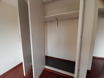 VENDO DEPARTAMENTO EN SEGUNDO PISO DE 56 MTS2. VISTA A PARQUE. CON COCHERA.