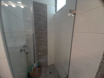 VENDO DEPARTAMENTO EN SEGUNDO PISO DE 56 MTS2. VISTA A PARQUE. CON COCHERA.