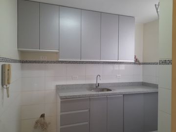 VENDO DEPARTAMENTO EN SEGUNDO PISO DE 56 MTS2. VISTA A PARQUE. CON COCHERA.