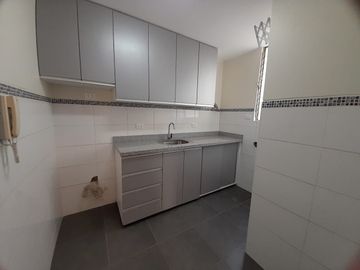 VENDO DEPARTAMENTO EN SEGUNDO PISO DE 56 MTS2. VISTA A PARQUE. CON COCHERA.