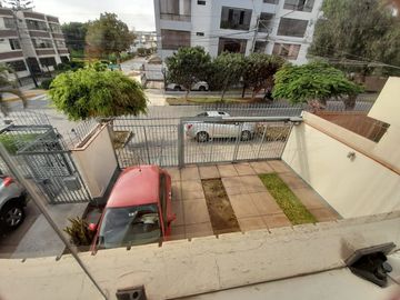 VENDO DEPARTAMENTO EN SEGUNDO PISO DE 56 MTS2. VISTA A PARQUE. CON COCHERA.