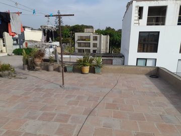 VENDO DEPARTAMENTO EN SEGUNDO PISO DE 56 MTS2. VISTA A PARQUE. CON COCHERA.
