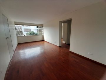VENDO DEPARTAMENTO EN SEGUNDO PISO DE 56 MTS2. VISTA A PARQUE. CON COCHERA.