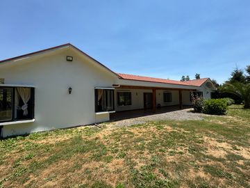 Gran casa con Galpon orilla pavimento km 1.8 Coihueco Miraflores